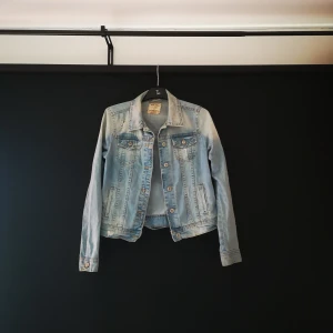 Denim jecket in size S - Light wash cropped - cut it out denim jacket. Well preserved. 