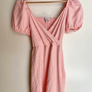 &OTHERSTORIES FLOWER DRESS SHORT - Kort superfin klänning från &OtherStories! Köpt 2021 och enbart använt på Midsommar 2021, tvättad en gång. Kort i modellen, storlek 38! Nypris 590. Köpt i butik i Stockholm.