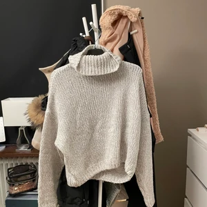 Grå stickad - Grå stickad tröja med polokrage.