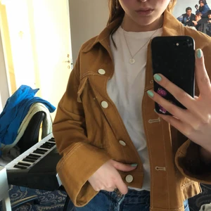 Gullig vårjacka🌸 - Jättefin vårjacka med utsvängda armar och vita sömmar🌻 Köpt på Monki för några år sedan men i superbra skick! Storlek XS men den passar även bra för S (Jag har storlek S för referens)