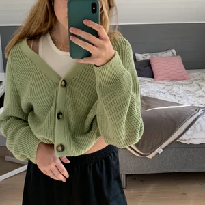 Monki cardigan - ljusgrön cardigan från monki, köpt för ca ett år sedan men är bara använd någon gång. jättefint skick, köpt för 300kr 💚