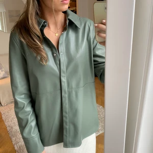 Grön skinnskjorta  - Skinnskjorta från Gina Tricot. Aldrig använd💕