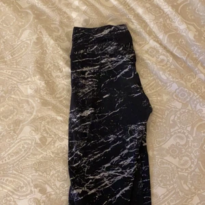Träningsbyxor marmor  - Ett par träningsbyxor i storlek m som är sparsamt använda. Skriv för mer info 