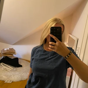 Tshirt - Blå tshirt från Zara som endast använts 2 ggr, storlek S. Frakt ingår i priset