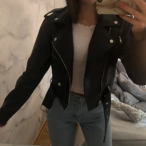 Trendig skinnjacka från BikBok - Storlek XS, nästintill oanvänd därav superfint skick🥰 Säljer pga att den inte kommer till användning💞 Nypris är 600kr