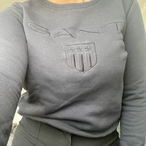 Svart gant sweatshirt  - Säljer en svart gant sweatshirt som inte kommer till användning. Den är i stl S och säljs för 200kr+frakt