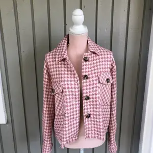 säljer en ny skjort jacka i stl 40. Färg rosa rutig. Den är lite oversize. Kan skickas mot en fraktkostnad på 57kr🌸