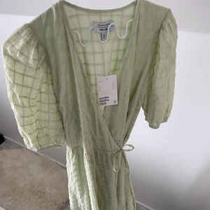 Långklänning  - En långklänning från & Other Stories ❤️‍🔥 (ordinarie pris 990kr) klänningen passar fler storlekar då den är knytbar utan dragkedja. Klänningen är oanvänd!