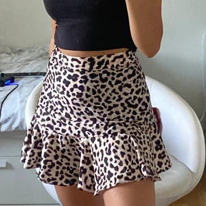 Leopard kjol - Säljer min otroligt fina kjol som bara används några få gånger. Är i storlek 38 men skulle säga att den är mer av en 36. Buda från 75kr, köp direkt för 199kr