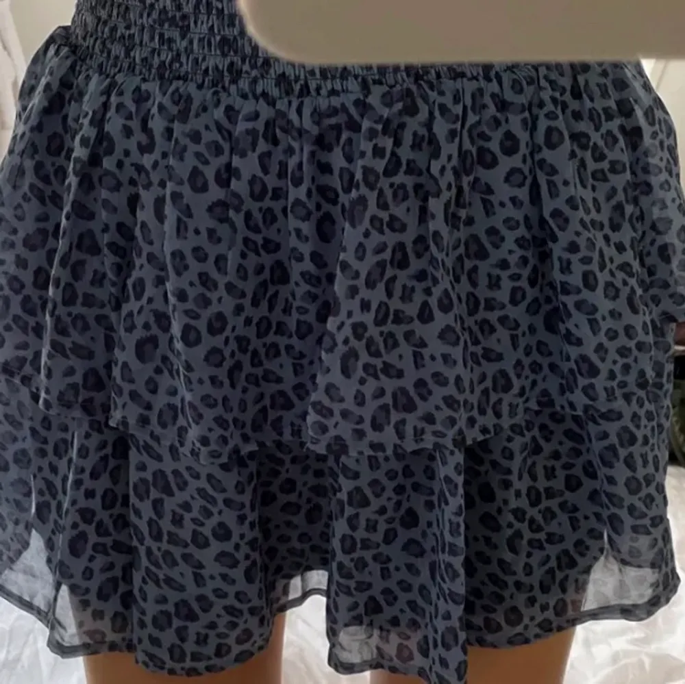 Säljer denna superfina och trendiga blåa leopard kjol. Köpt på plick i sommars men är superbra skick!💗 säljer pga att jag inte kommer använda igen tror jag. Barnstorlek 170💗 alla bilder är lånade så skriv för egna!. Kjolar.