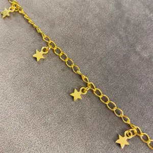 Halsband med stjärnberlocker i guldfärg! 35 cm långt men längd kan ändras efter önskan 🤍 NICKELFRITT!!