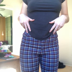 Färgglada byxor monki  - Jätte sköna lilarutiga byxor från monki. Knappt använda och i jättefint skick. Storlek 36. Pris kan diskuteras 