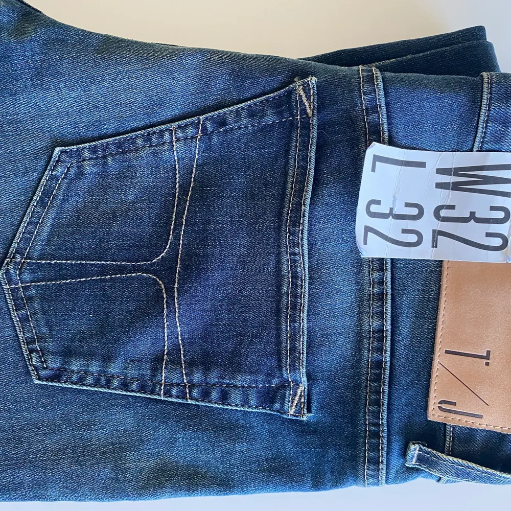 Oanvända jeans från Tiger Modellen slender low Waits  super stretch W32 L32 . Stretchig men lite liten i storleken. Jeans & Byxor.