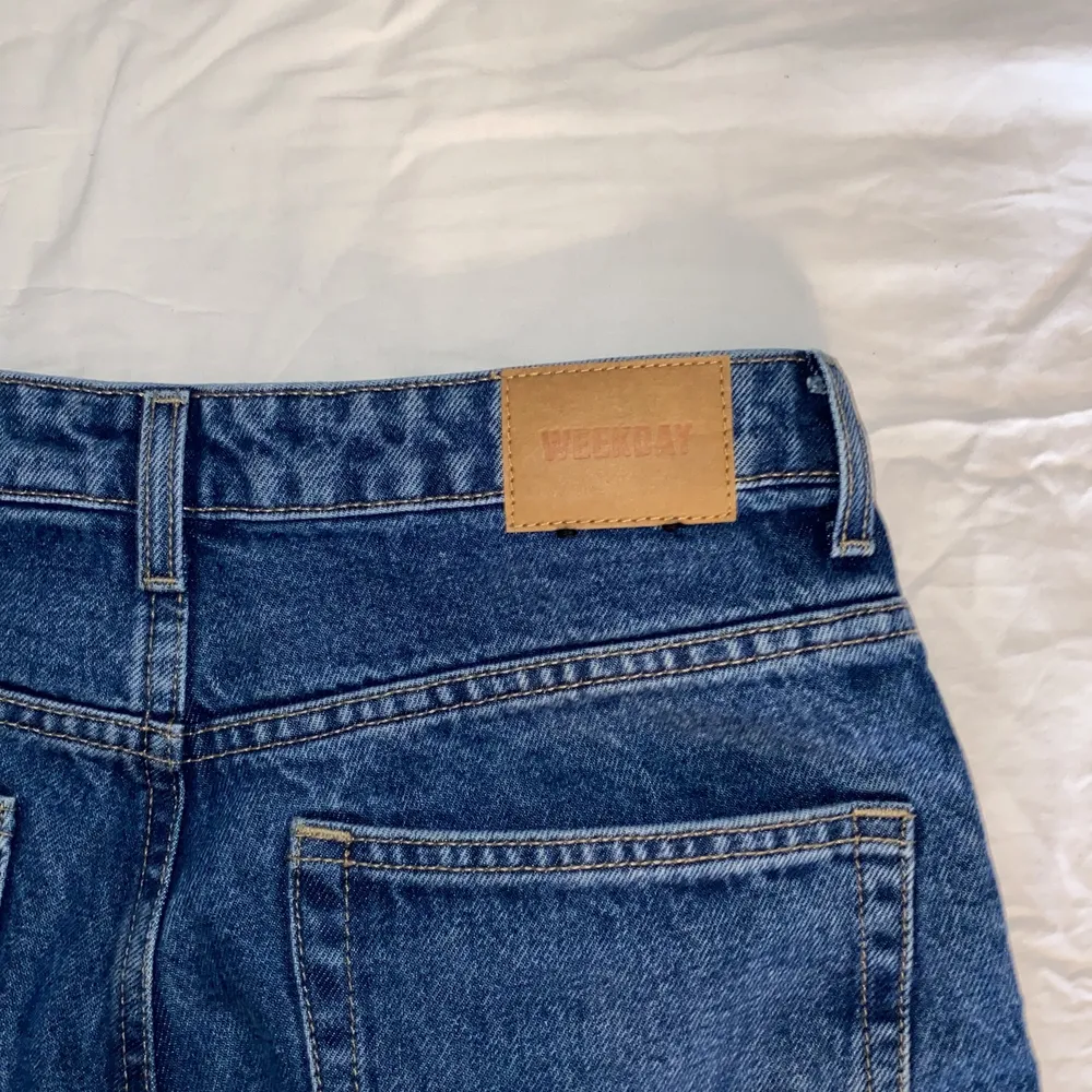 Säljer mina helt oanvända weekday jeans då dom tyvärr inte kommer till användning:( Skit snygga och jättefin blå färg. Modellen heter rowe och jag har storlek 27/30, vanligtvis har jag S/M i byxor🥰 hör gärna av er om ni har fler frågor eller är intresserade. (Obs lappen är borta då jag trodde att dom skulle komma till användning) nypris:500. Jeans & Byxor.