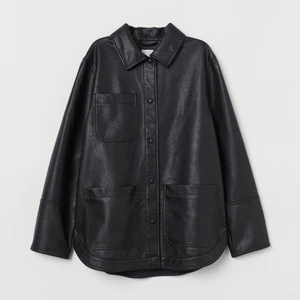 Skjortjacka i läder - Skitsnygg jacka från hm i konstläder, strl M och sitter snyggt oversized på. Använd 2-3 ggr så den är som ny! ⚡️ nypris 500kr