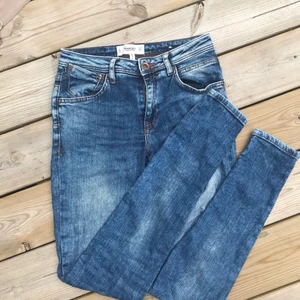 Jeans - Säljer dessa jeansen ifrån mango i storlek 36💕Var inte rädd att skicka efter fler bilder eller frågor!