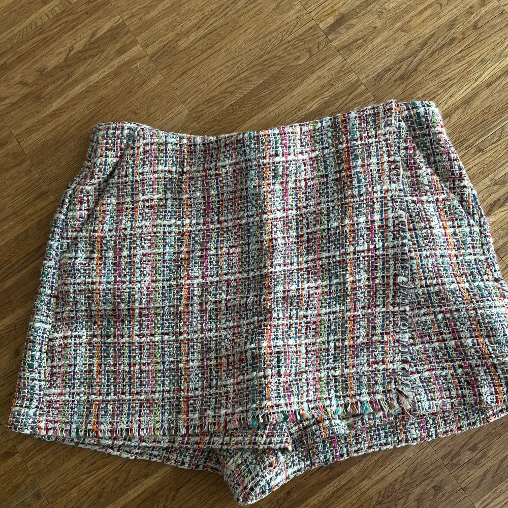 Superfina, färgglada shorts från Zara med superfint tyg. Kan likna ”kjolshorts” i stilen.. Shorts.