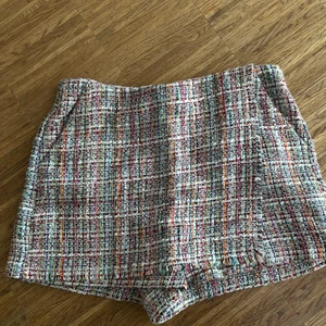 Coola shorts från Zara, säljs ej längre - Superfina, färgglada shorts från Zara med superfint tyg. Kan likna ”kjolshorts” i stilen.