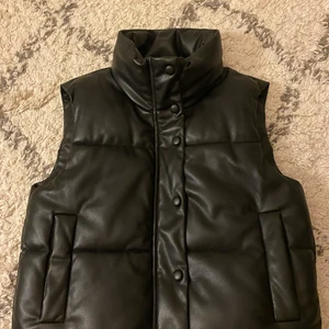 Zara väst strl S - Väst från zara i skinn imitation och i mycket bra skick.