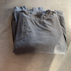 Hoodie  - En oversize Hoodie från weekday i storlek XL . Den är grå och väldigt skön . Den är så skön oversize Hoodie och matchar till allt 🐣🐣 