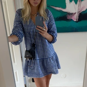 Sommar klänning - Super fin klänning från zara, storlek S💞 endast använd tre gånger. Buda från 150 eller köp direkt för 450.