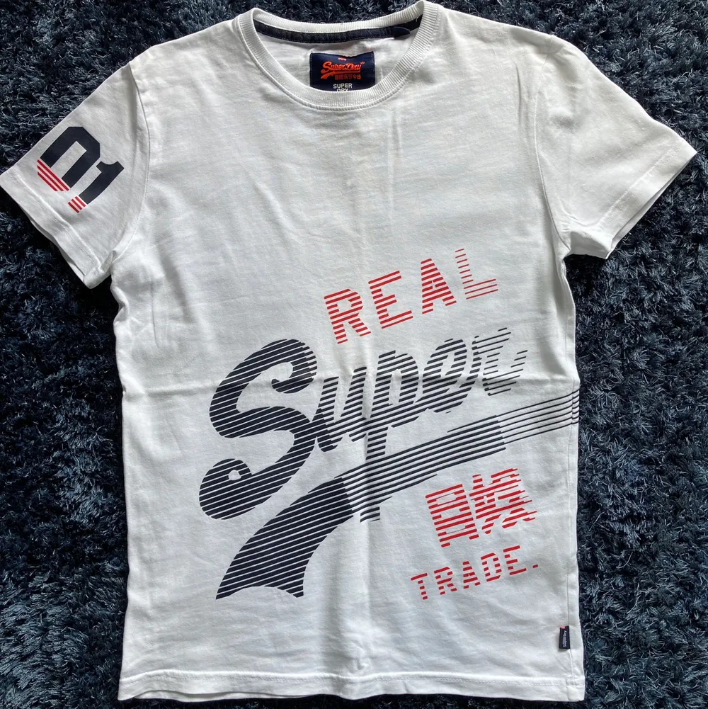 Sparsamt använd t-short från SuperDry Surf CO. Kan skickas men köpare står för fraktkostnad. T-shirts.