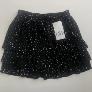 Zara prickig kjol💗 - Såå fin prickig kjol från Zara i strl S💗 Köptes från hemsidan för 259kr och är helt oanvänd med lappen kvar💗 Säljer pga att den aldrig kommit till användning! Köparen står för frakt