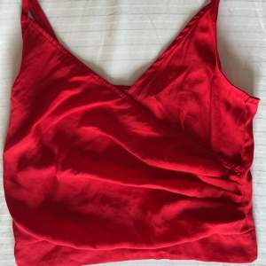 Super fint rött linne från Linn Ahlborgs kollektion från NA-KD. Linnet har ett härligt slätt silk liknande material. Det finns en dragkedja på den högra sidan (se bild 2). Banden är även justerbara. ❤️