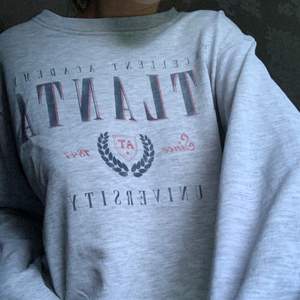 superskön grå sweatshirt från bershka i storlek m! kan mötas upp i stockholm eller skickas, köparen står för frakt! 💕💕