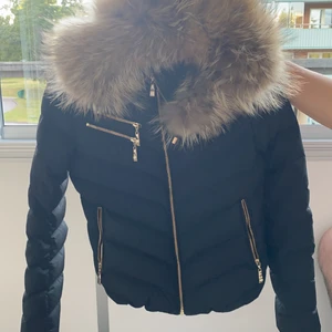 Hollies svart jacka  - Använd 2 gånger, perfekt för höst och vinter, äkta päls. Köptes för 3600