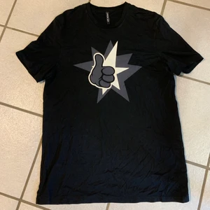 Neil Barrett T Shirt - As Clean vintage designer t shirt print på båda sidorna storlek L lite lång men man kan alltid klippa den eller sy upp ! Buda gärna på dm ☝️