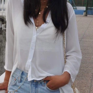 Vit skjorta  - Skjorta, använd ett fåtal gånger! Kommer inte till användning tyvärr, längre baktill, XS/S - 40kr 🌸 