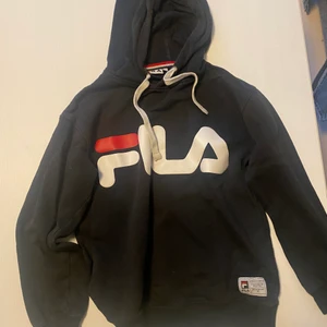 Fila Hoodie  - Fila hoodie som nu är för liten för mig. Storlek xs. Bra skick.