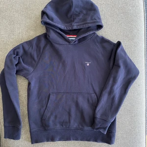 Gant hoodie barn - Marinblå hoodie feån Gant. Storlek 146-152 (11-12 år)