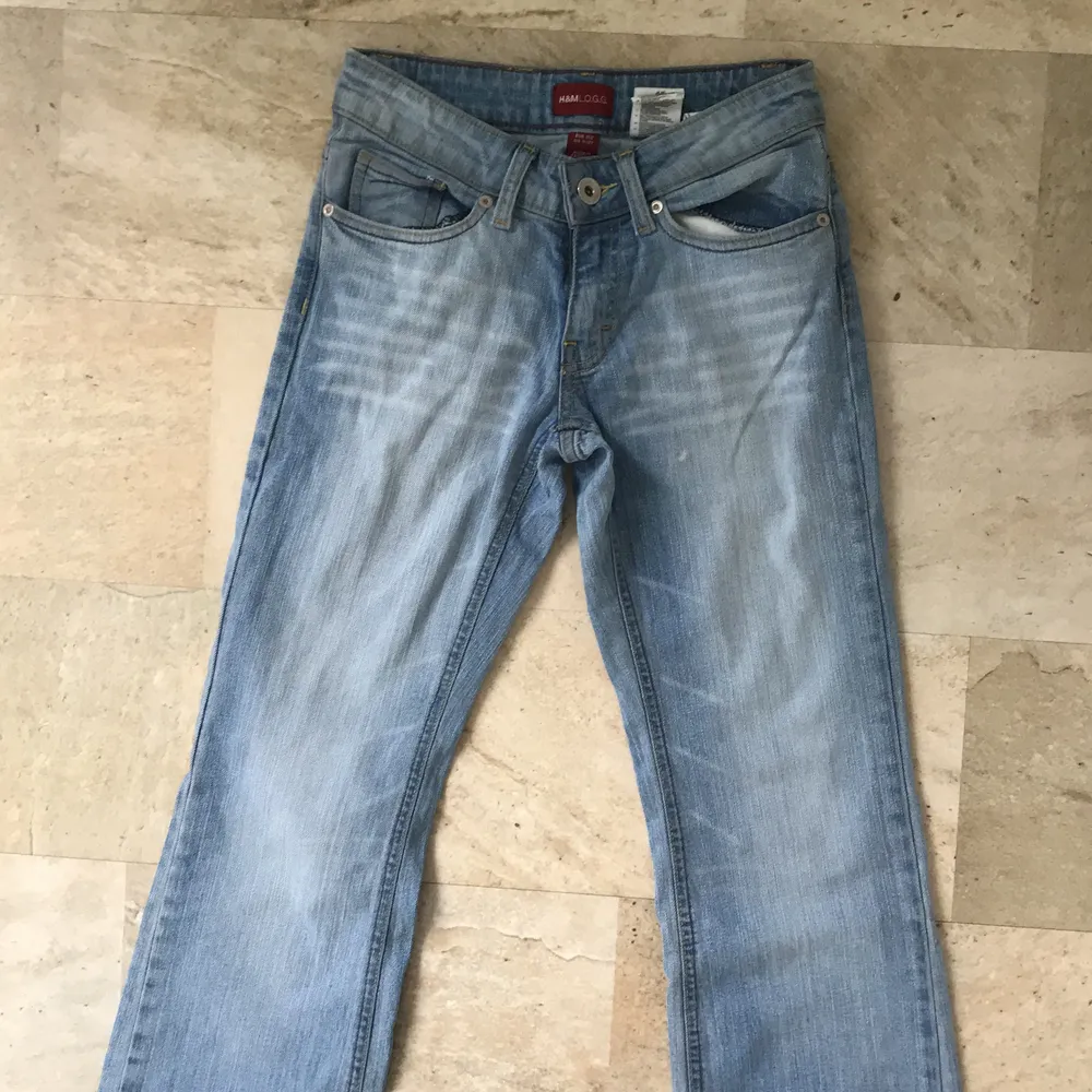 Coola ljus blåa Jeans med snygga detaljer. Jeansen är low waist och raka ned till. Vet inte den exakta storleken men midjemåttet är 79 cm.. Jeans & Byxor.