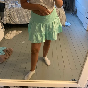 Mint grön kjol - Super fin mint grön kjol! Super härlig färg! Elastiska band runt magen så det är super skönt! 