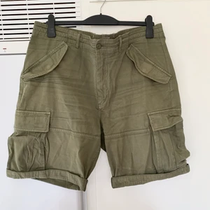 Cargo shorts - Cargo shorts, Str: 38, Modell: Herr, Skick: helt nya, Pris: 170kr.  Kolla gärna in mina andra inlägg, Vid intresse av fler varor så fixar jag ett bra paketpris!