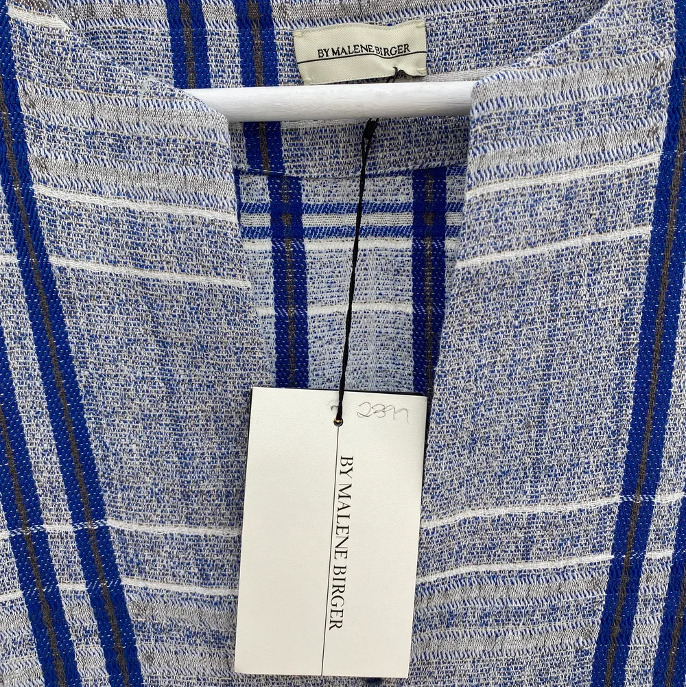 Helt ny tröja från märket By Marlene Birger. Lång t-shirt med slits och mild urringning. Köpt på rean för 2399 kr men nypris är 3000 kr.   69% Linen  31% cotton   Strl 36 men passar även strl 38. . Toppar.