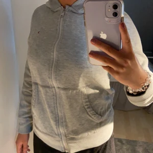 Grå kofta  - Grå kofta från Tommy hilfiger, väl använd, storlek 152 passar xs💕