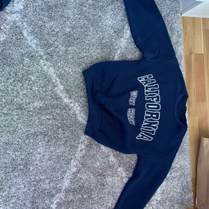 Marinblå tröja  - Säljer denna super mysiga blå tröja från Shein då den inte kommer till användning 