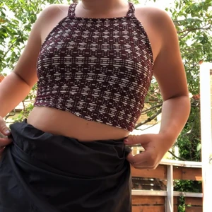 Linne - Mönstrad linne från Urban outfitters. Använd men i bra skick! Jag är i storlek s/m men linnet är stretchiga så det passar nog större o mindre! Superfint nu till hösten o sensommaren också!