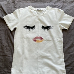 Moschino vit tee tshirt  - Storlek Medium , mycket bra skick.  Finns hämta i Stockholm eller frakt