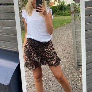 Leopardkjol - Kjol från Nelly, använd fåtal gånger och finns inte att köpa längre. Köpare står för frakt🥰