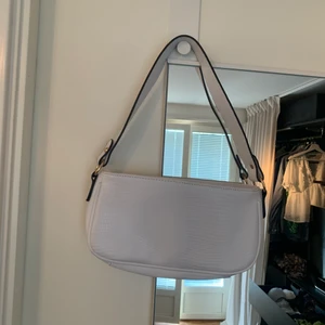 Vit baguetteväska - Väskan är från shein men har tyvärr inte kommit till användning