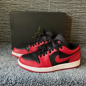 Air Jordan 1 low Gym red/black white  - Säljer nu mina jordans som knappt är använda då dom ej kommit till användning så ofta. Vid leverans står köparen för frakten.