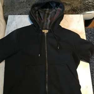 Burberry hoodie - Säljer min burberry tröja då den ej passar! Priset går att diskutera men det beror på, undrar du något eller ifall du är intresserad så tveka inte på att skriva! Storlek S (165-175cm)