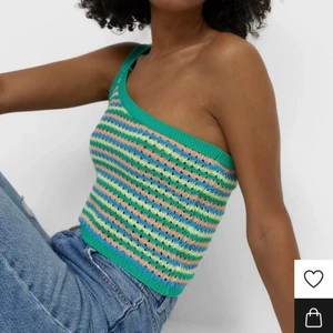 Stradivarius topp - Tänkte kolla intresset på denna populär topp! Aldrig använd men älskar den, men tror att den kommer till mer användning i någon annans garderob! 150kr + frakt