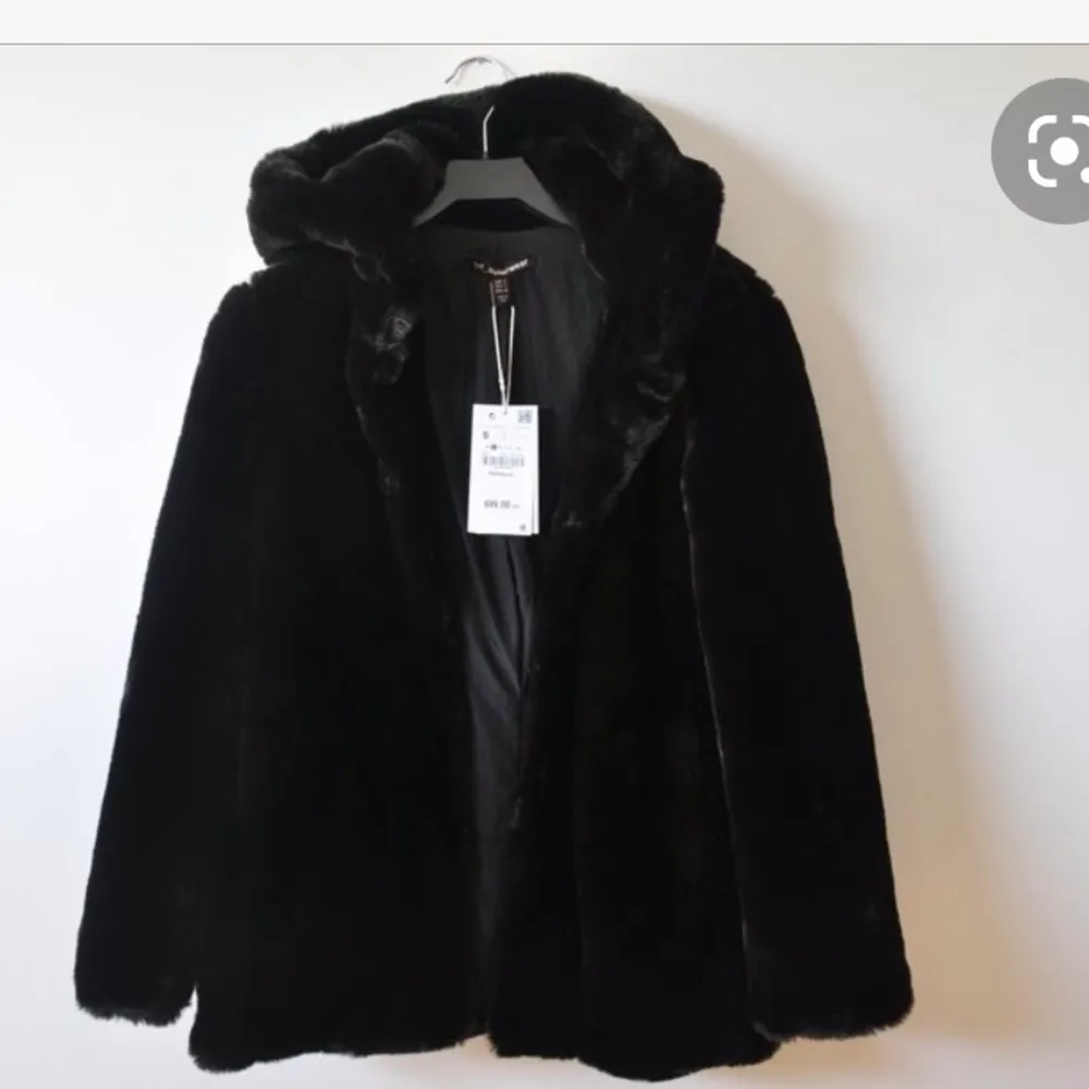 Säljer denna svarta pälsjacka. Den e använd 1 vinter, skriv för mer bilder. 600 inkl frakt. Super skön och stor luva🤍. Jackor.