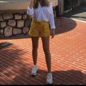 Gula shorts från zara - Säljer ett par favoriter pga för små. Storlek xs. Från zara. 