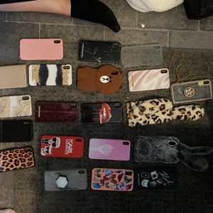 iPhone xs max skal  - Bra skick blandade märken ex; ideal of sweden och Karl Lagerfeld. 50 kr styck eller allihopa för 700 kr (20 st skal)    Karl Lagerfeld (det röda) är sålt !!!!! 